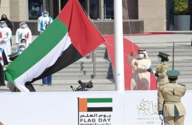 محمد بن راشد يرفع علم الدولة ويؤكد أن راية الإمارات عالية بعلو همم أبنائها وتلاحم شعبها وعطاء مجتمعها