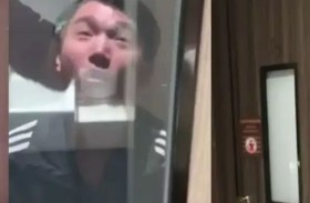 ابتكار فريد.. أبواب حمامات تصبح شفافة عند التدخين داخلها