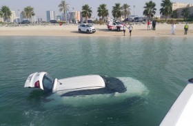 شرطة دبي تنتشل سيارة سقطت في خور الممزر