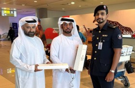 جمارك أبوظبي تستقبل طلائع الحجاج بالورود الهدايا