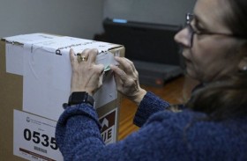 الناخبون في الأرجنتين يصوتون في انتخابات تمهيدية 