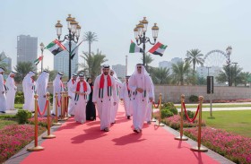 ولي عهد الشارقة وسلطان بن أحمد القاسمي يشهدان مراسم يوم العلم في الشارقة