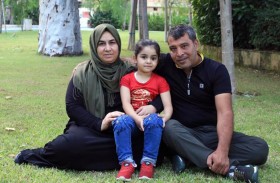 بمبادرة من أم الإمارات.. عين صناعية لطفلة سورية لاجئة فقدت إحدى عينيها في انفجار بيروت