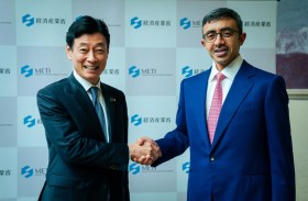 عبدالله بن زايد ووزير الاقتصاد والتجارة والصناعة الياباني يبحثان الشراكة الاستراتيجية بين البلدين