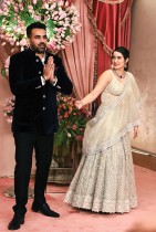 لاعب الكريكيت الهندي ظهير خان مع زوجته الممثلة ساجاريكا جاتجي خلال حفل سانجيت لأنانت أمباني، نجل رجل الأعمال الملياردير الهندي موكيش أمباني في مومباي. (أ ف ب)