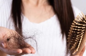 الأسباب الرئيسية لتساقط الشعر المفاجئ عند النساء