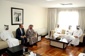 وفد من جامعة الإمارات يزور مركز جمعة الماجد للثقافة والتراث