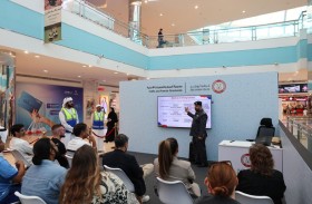 شرطة أبوظبي تقدم خدمة تخفيض النقاط المرورية عبر منصة ميدانية في «المشرف مول»