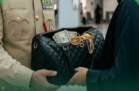 شرطة دبي تُعيد لمسافرة عربية حقيبة تحوي 20 ألف دولار و150 غرام ذهب