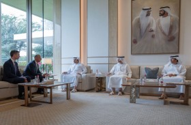 مكتوم بن محمد يلتقي الرئيس التنفيذي لشركة «سي في سي كابيتال بارتنرز» العالمية