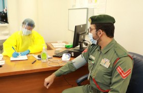 إقبال موظفي شرطة دبي للحصول على جرعات لقاح كورونا