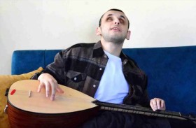 رغم إعاقته.. يبهر الجمهور بموهبته الموسيقية 