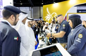 منصور بن محمد بن راشد يزور معرض القمة الشرطية العالمية بدبي
