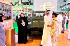 عبد الله بن طوق المري يزور منصة شرطة دبي في «سوق السفر العربي»