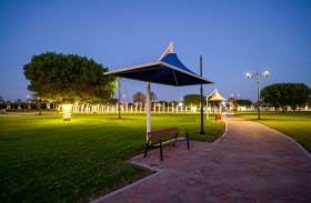 بلدية مدينة العين تنجز مشروع تطوير إنارة الحدائق في منطقة العامرة