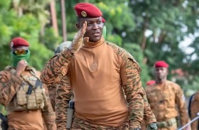 الأمن والدعاية والعائلة.. كيف يُحكم إبراهيم تراوري قبضته على بوركينا فاسو؟