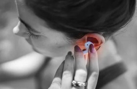 قد يهدّد سمعك.. احذر هذا النوع من سماعات الأذن