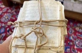 تعثر على رسائل رومانسية قديمة في جدران منزلها