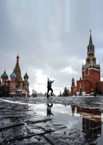   رجل يعبر الميدان الأحمر في موسكو وسط أجواء باردة -ا ف ب
