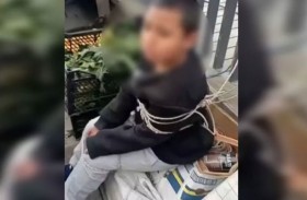تاجر يربط طفلاً في السوق بعد اتهامه بالسرقة