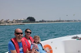 شرطة دبي تنقذ عائلة إسبانية تعطل مركبها في عرض البحر