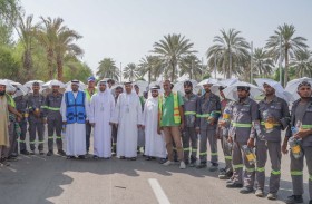 مركز التواجد البلدي – بني ياس ينفذ مبادرة « في عونكم» لإسعاد العمال