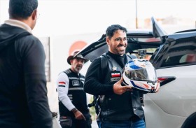 يجوب المحافظات على دراجة نارية لتوثيق جمال الطبيعة 