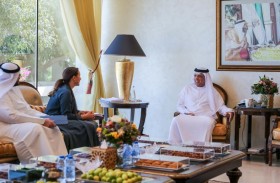 حاكم رأس الخيمة يطلع على خطط وبرامج وزارة التغير المناخي والبيئة