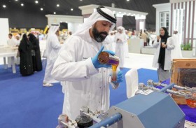 المختبر المركزي يسهم في فحص أصناف العسل في ليوا للتمور 