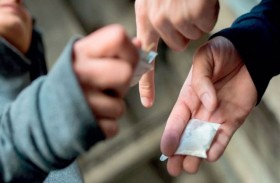 ينتحل صفة طالب لتوزيع المخدرات