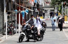 مرشد إيران يقر بفداحة الوضع الوبائي.. والسلطات ترد بالإغلاق