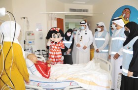 جمعية  الإمارات للسرطان تزور أطفال مستشفى توام في العين