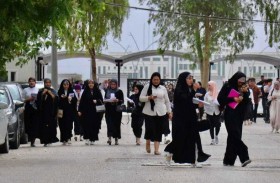 جامعة عراقية تحظر ارتداء الجينز والفساتين