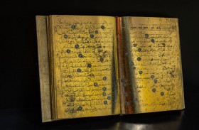 القرآن الذهبي.. صفحات من الذهب الخالص تزيّن أرجاء الشارقة الدولي للكتاب
