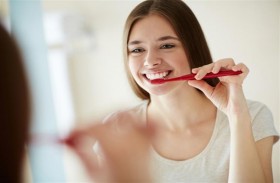 لماذا يجب عدم تنظيف الأسنان بعد الطعام مباشرة؟