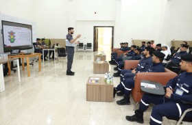 شرطة أبوظبي تقدم خدمات برنامج النقاط المرورية لموظفي هيئة أبوظبي للدفاع المدني بالعين