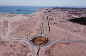 بلدية الظفرة تنفذ مشروعاً لتطوير طريق المطار في جزيرة دلما