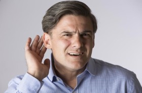 صعوبات السمع مرتبطة بالإصابة بالخرف في سن أكبر!