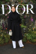 الممثلة البريطانية روزاموند بايك تقف خلال جلسة تصوير قبل عرض أزياء Dior Croisiere (Cruise  في قلعة دروموند، في اسكتلندا. (ا ف ب)