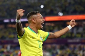 البرازيل تستدعي رافينيا لتعويض فينيسيوس المصاب