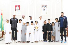 سالم بن هويدن يكرم سباحي نادي الذيد من الناشئين لنتائجهم المتميزة