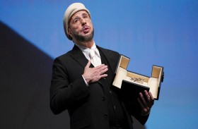 جون ترافولتا يكشف سر القبعة الغريبة في مهرجان Cannes 2026