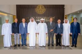 محمد الشرقي يزور أكاديمية الفجيرة للفنون الجميلة ويشهد جلسة كتاب (علم المقامات)