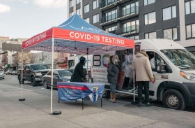 أوميكرون يعيد العالم إلى المربع الأول.. و تحذيرات من خطورة التهاون