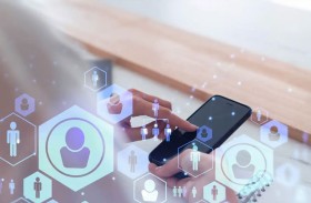 أسرة تحذر من خطر خوارزميات مواقع التواصل 