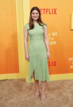 الممثلة الأمريكية كاثرين داداريو لدى حضورها العرض الأول لفيلم «أشخاص نلتقيهم في الإجازة» على منصة نتفليكس في هوليوود.ا ف ب 