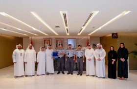 «شرطة أبوظبي» و «أدنوك» تنفذان مبادرات لتكريم السائقين المتميزين والموظفين ميدانياً