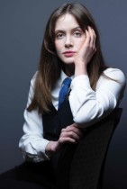 الممثلة النرويجية إنغريد أونور جيافير في جلسة تصوير خلال الدورة الثامنة من مهرجان كان السينمائي الدولي. (ا ف ب)