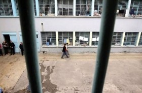 يعتدي بوحشية على طفلته خلال زيارتها له