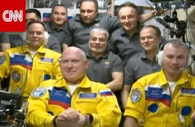 رواد روس إلى محطة الفضاء الدولية بألوان أوكرانيا